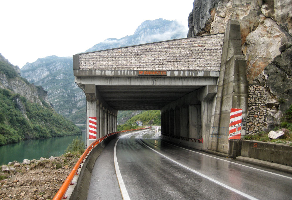 Overhang on the main road M-17